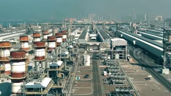 现代发电厂和大型工业设施的鸟瞰图阿联酋迪拜视频的预览图