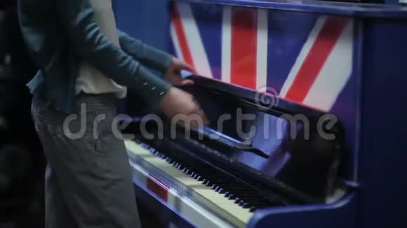女孩弹钢琴视频的预览图