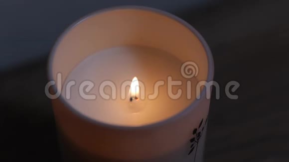 一支装饰香味的蜡烛在燃烧视频的预览图