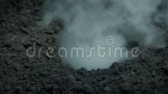 从地面的天然排气管吹出气体视频的预览图