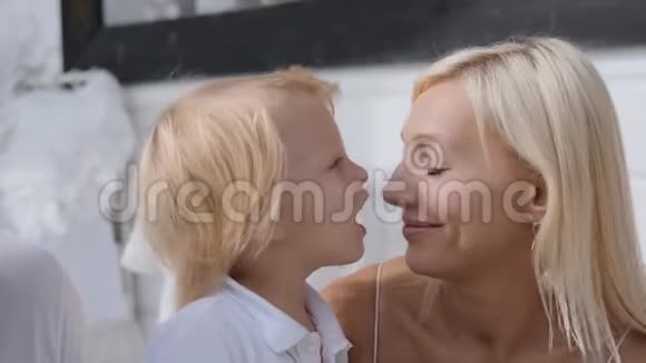 与儿子亲密的年轻母亲亲吻视频的预览图