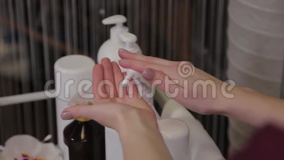 专业美容师将液体肥皂涂在手上视频的预览图