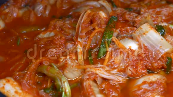 从辛辣发酵甘蓝中提取韩国传统泡菜视频的预览图