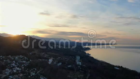 在海滨的山上可以看到全景的超垂日出视频的预览图