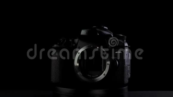 黑色背景上没有品牌相机摄像机矩阵可见支架旋转视频的预览图