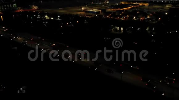 空中无人机拍摄的温哥华第二纳罗斯桥和工业港口设施的通勤交通画面视频的预览图