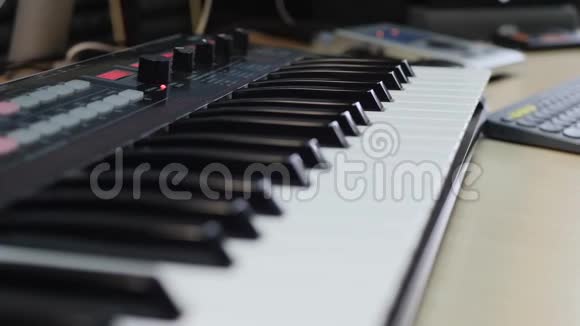 键盘合成器钢琴键音乐演奏视频的预览图