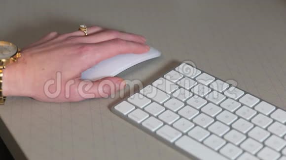 在桌子上点击电脑鼠标的人视频的预览图