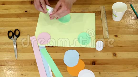 为孩子们手工制作不寻常的纸游戏手的俯视图视频的预览图