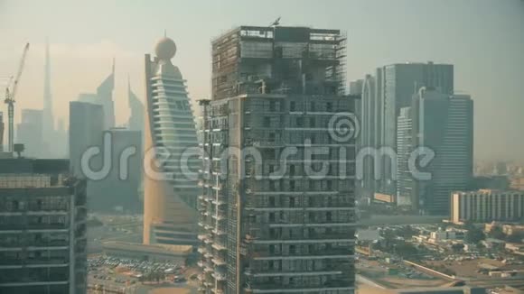 阿联酋迪拜天际线上摩天大楼的鸟瞰图视频的预览图
