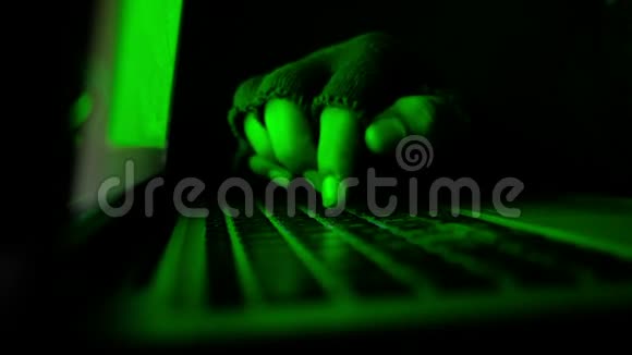 黑客夜间从笔记本电脑上窃取数据视频的预览图
