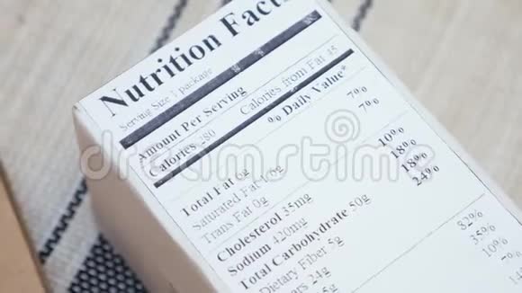 食品包装上的营养标签视频的预览图
