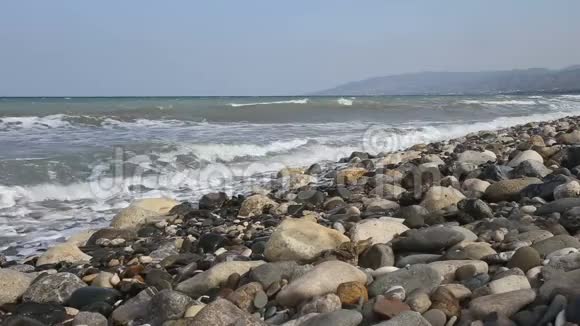 海浪在布满岩石的海岸上翻滚视频的预览图