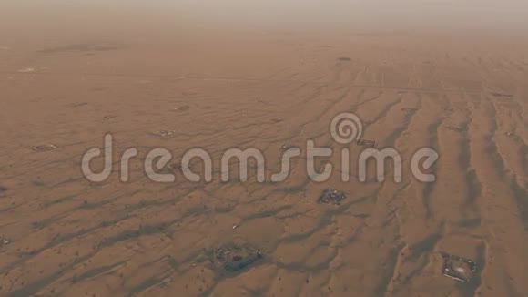 阿联酋沙丘之间许多沙漠营地的鸟瞰图视频的预览图