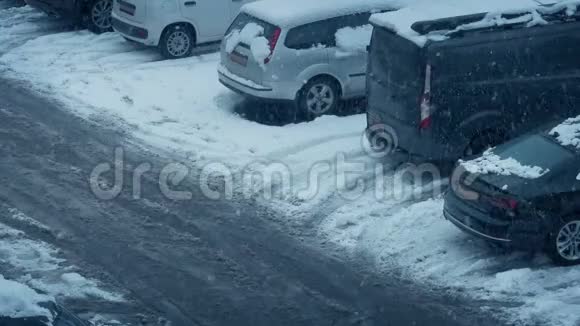 冬天的停车场上有雪瀑布视频的预览图
