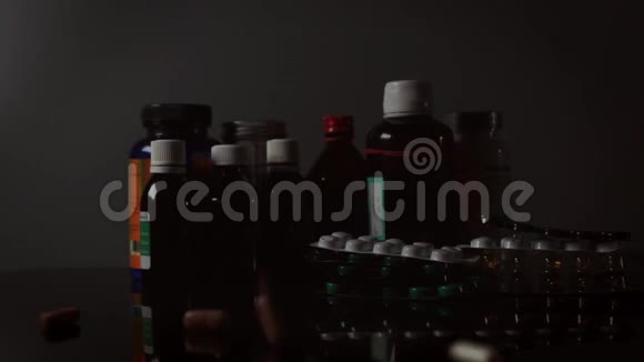 不同的药丸落在黑色的背景上视频的预览图