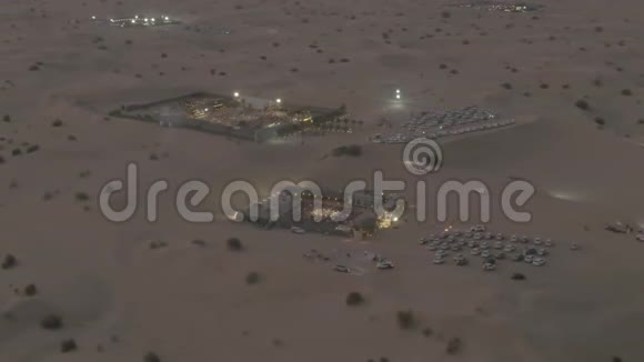 夜间休闲沙漠营地空中拍摄阿拉伯联合酋长国阿联酋视频的预览图