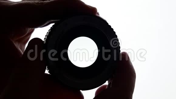改变光圈一个六刃的优质老式镜头在孤立的白色背景视频的预览图