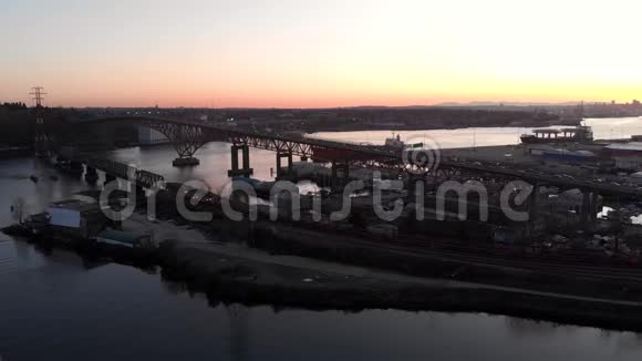 空中无人机拍摄的温哥华第二纳罗斯桥和工业港口设施的通勤交通画面视频的预览图