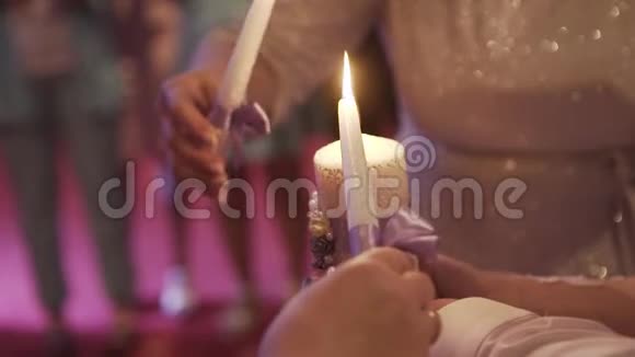 新婚夫妇在婚礼上点蜡烛视频的预览图