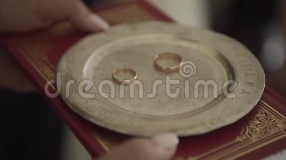 教堂里漂亮的金色结婚戒指视频的预览图