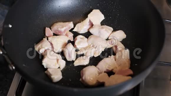 在煎锅里煮鸡胸肉视频的预览图