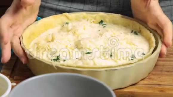 烹饪和准备乳蛋饼食品收据视频的预览图