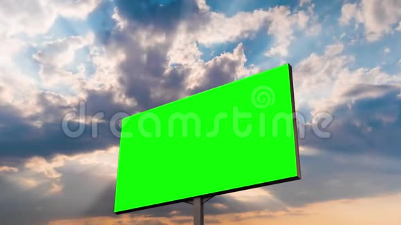 时间推移空白的绿色广告牌和阳光透过云层在日落视频的预览图