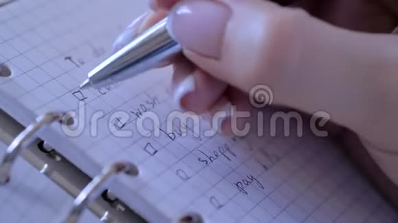 慢动作女人在笔记本上的做单复选框上打上记号视频的预览图