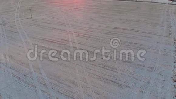 空中无人机的镜头雪覆盖了萨斯喀彻温省的农民田与日落4K24FPS视频的预览图