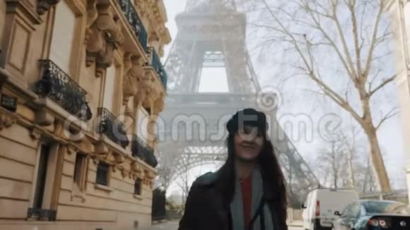 镜头跟随幸福美丽的女人兴奋地看到埃菲尔铁塔在秋天的巴黎街慢动作上摆姿势和微笑视频的预览图
