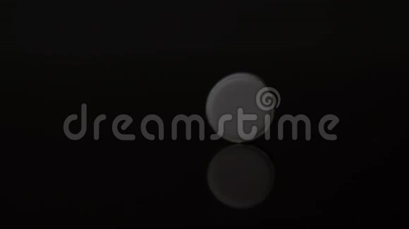 维生素C片在黑色背景上滚动视频的预览图