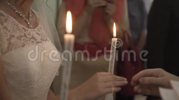 教堂里漂亮的金色结婚戒指牧师为新婚夫妇穿衣服视频的预览图