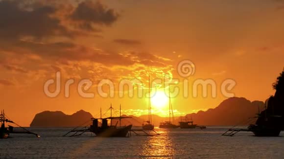 传统的菲律宾船班卡在日落时间美丽的日落与菲律宾船只的轮廓在埃尔尼多视频的预览图