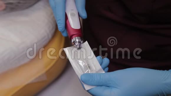 专业美容师女士连接喷嘴和微粉装置视频的预览图