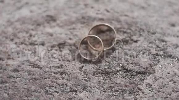 石头上漂亮的金色结婚戒指视频的预览图