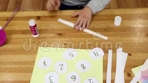 一个小男孩一个学龄前儿童在桌子上玩一个手工制作的儿童教育游戏学前教育的概念视频的预览图