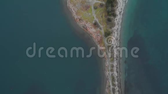 在温哥华岛上一片绿松石的蓝色海洋旁边在公元前的索克岛上辉芬的飞行镜头4K24FPS视频的预览图