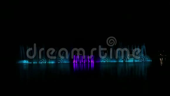 不同颜色的明亮光芒显示出夜空背景下的喷泉视频的预览图