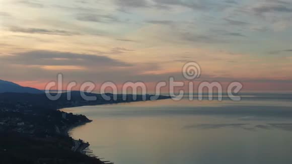 鸟瞰全景日出以上的山在海滨视频的预览图