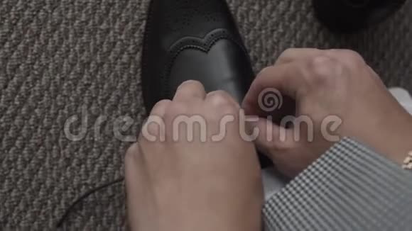 男商人系黑鞋视频的预览图