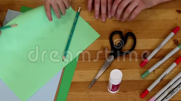 在家庭创造力的过程中一对兄妹在纸上画画准备创作的材料视频的预览图