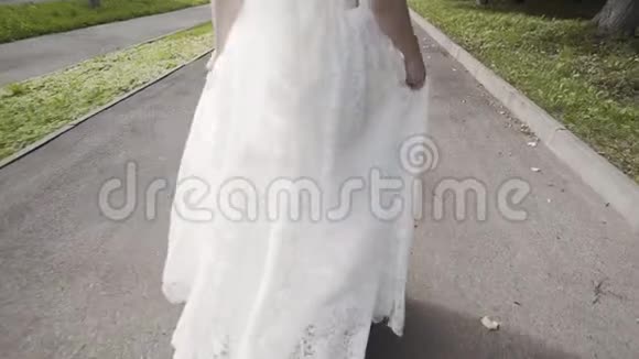 在街上穿着婚纱的快乐新娘视频的预览图