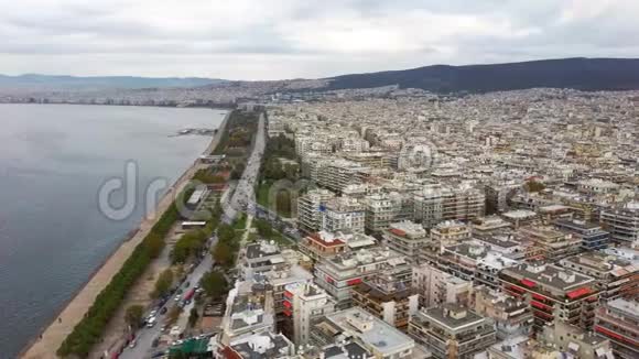 塞萨洛尼基市的城市海岸线建筑物和公园多云的天空冬天无人机侧移视频的预览图