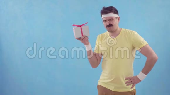 一个留着胡子的沮丧滑稽男人得到了一个大礼物视频的预览图