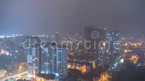 夜城摩天大楼和发光的窗户在雷雨和闪电时间推移视频的预览图