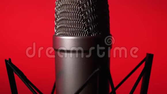 演播室冷凝器麦克风在红色背景上旋转视频的预览图