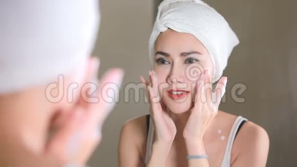 女人在浴室用清水洗脸视频的预览图