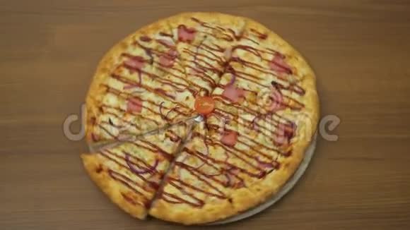 多汁披萨在圆形盘子上旋转成一圈视频的预览图