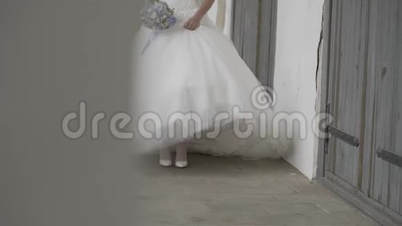 新娘穿着一件轻便的婚纱走路旋转视频的预览图